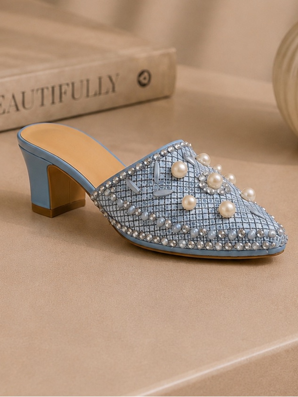Sarna Miniature Discontinued Resin Shoe “Walking on Air” #7-27